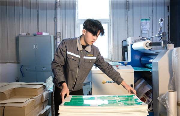 點創員工整理包裝盒