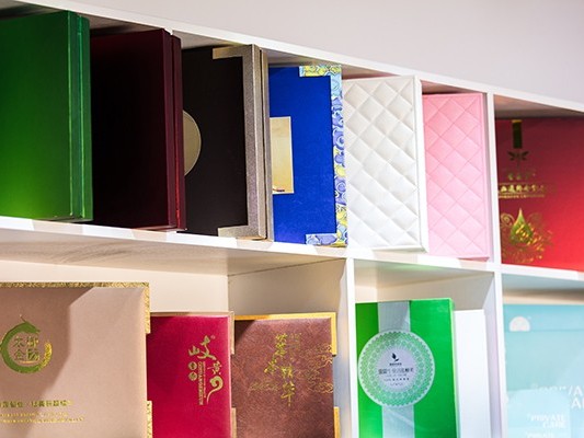 包裝盒定做廠家告訴創(chuàng)意盒子這樣設(shè)計