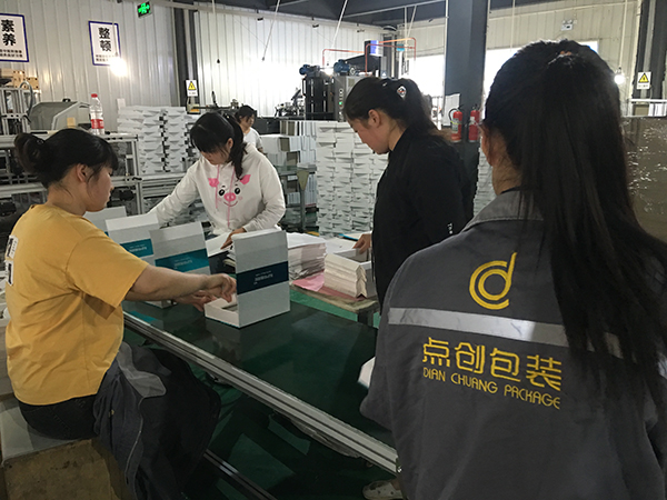 廠里在裝訂化妝品包裝盒