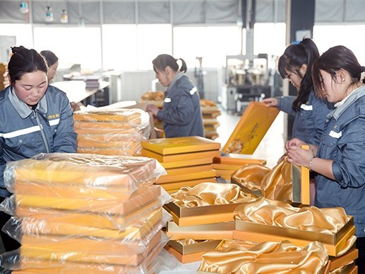 化妝品包裝盒廠家偷偷透露的內(nèi)托搭配