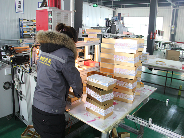 廠里員工在制定包裝盒